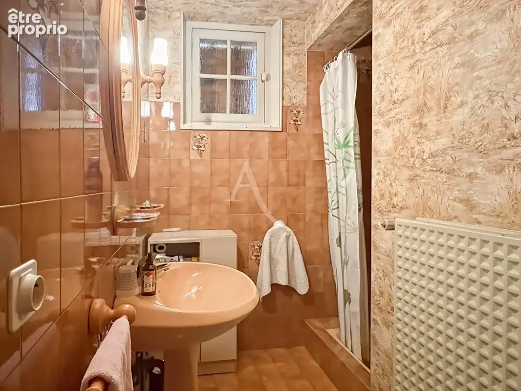 A VENDRE - Maison familiale de caractère de 185 m² avec grand garage, proche des commodités - photo 12