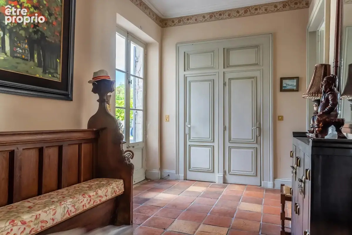 Château avec annexes, piscine, court de tennis et garages - photo 17