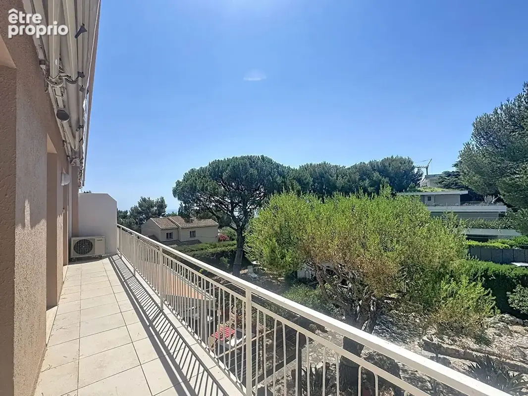 2 pièces  dernier étage avec parking et cave - vue mer - balcon et  toit terrasse - photo 2