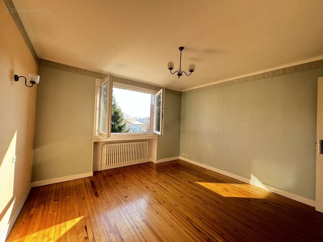 Appartement à SAINT-PRIEST-EN-JAREZ