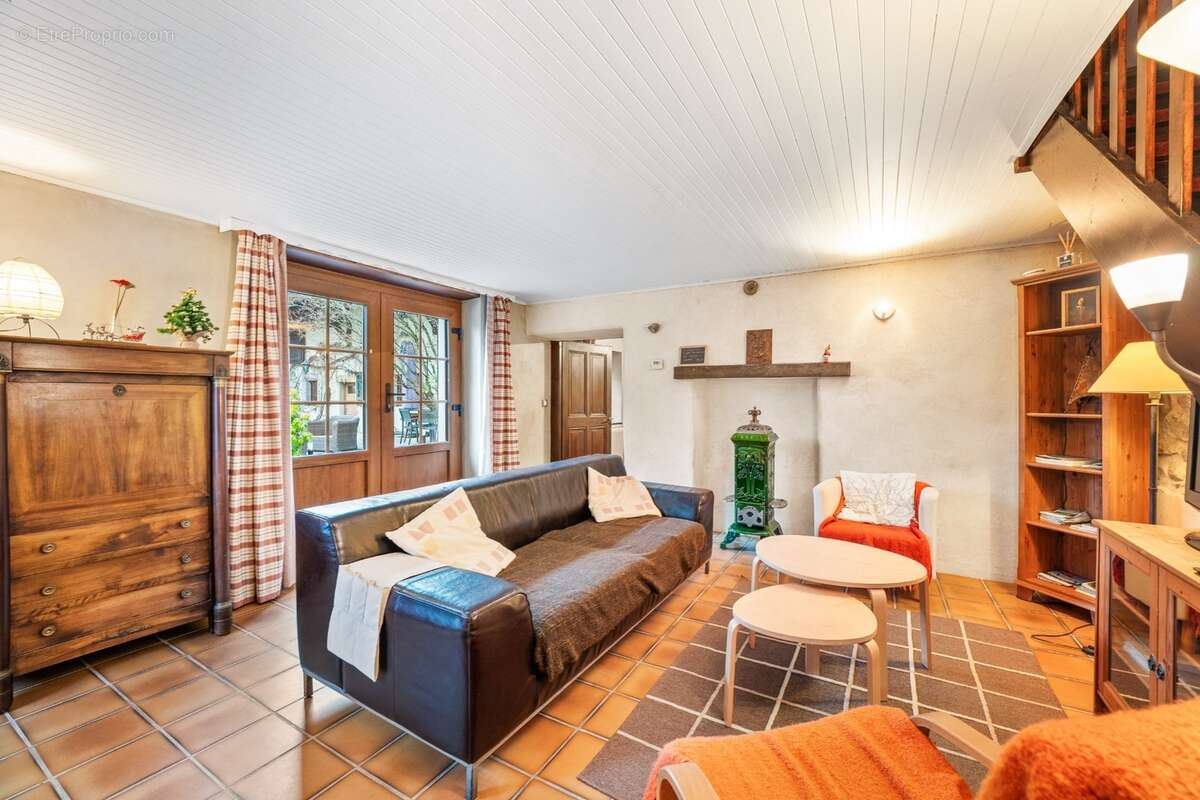 À VENDRE – Charmante ferme rénovée avec gîte indépendant et grange – Prévessin-Moëns - photo 13