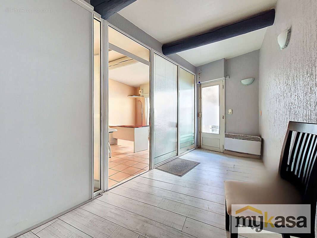 Commerce à SAINT-MITRE-LES-REMPARTS