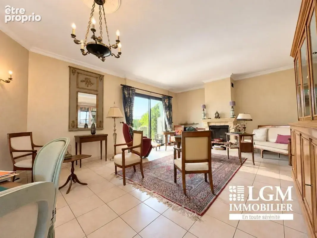 Maison familiale 155 m² – 4 chambres, terrain arboré et double accès proche du centre-ville - photo 4