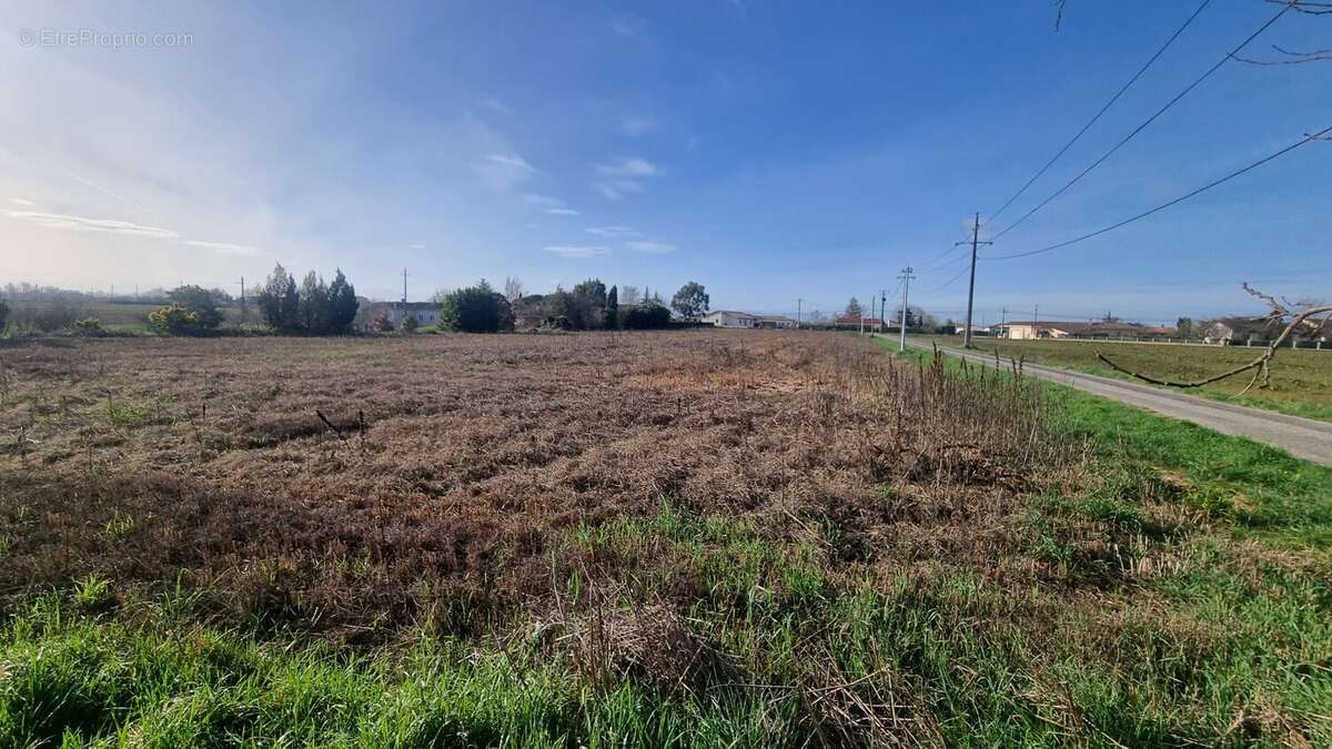 Terrain constructible hors lotissement - photo 2