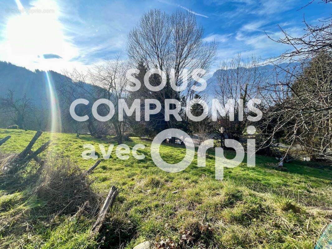 Terrain à HURTIERES