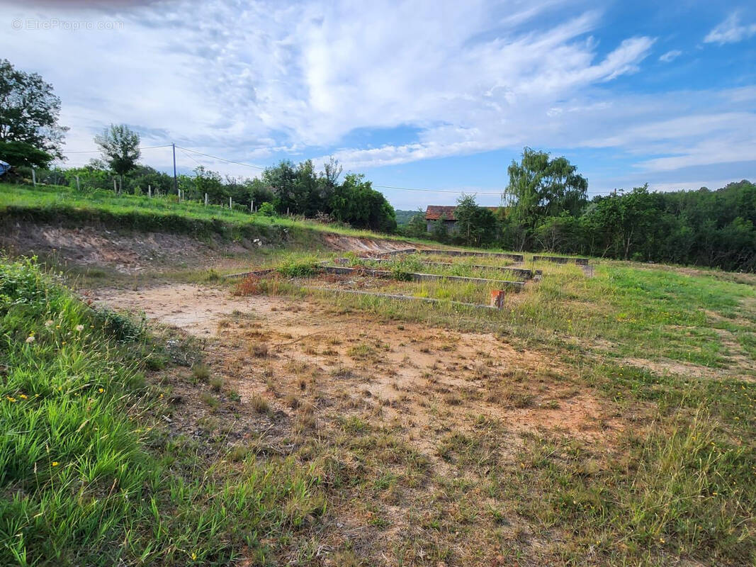 Terrain à SAINT-GEORGES-DE-MONTCLARD