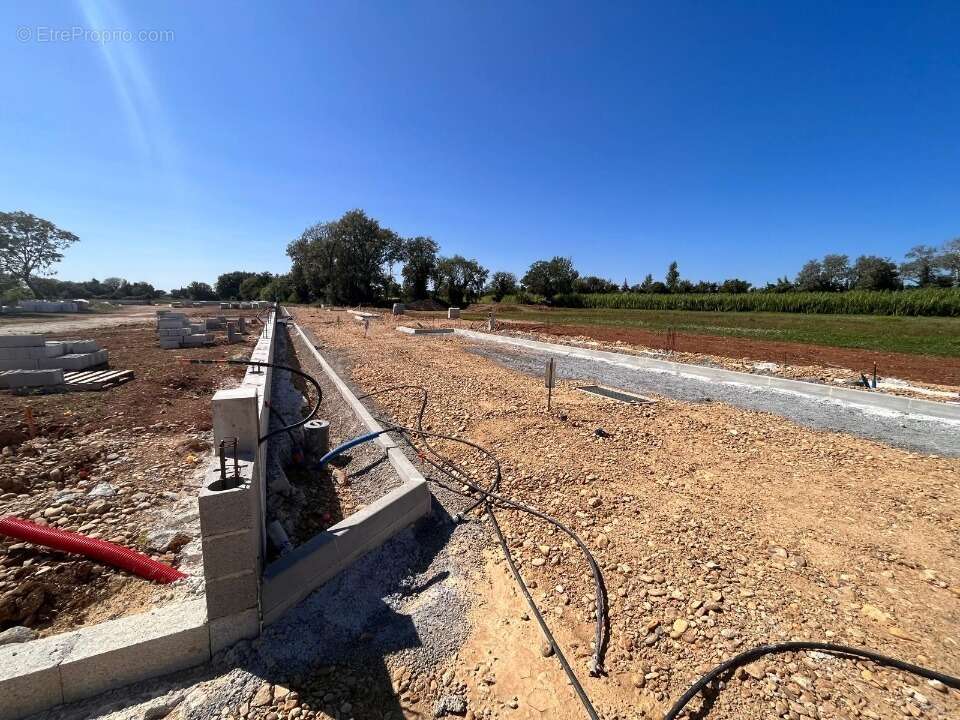 Terrain à SAINT-MARTIN-DE-CRAU