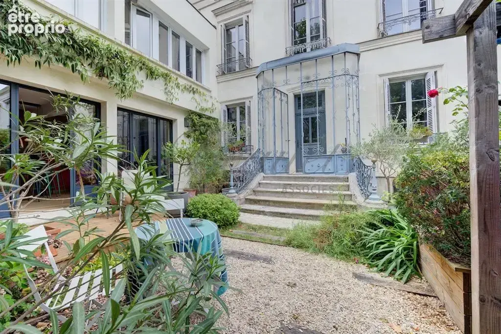 Tours (37000), Indre-et-Loire – Maison de caractère de 240 m² avec 6/7 chambres et jardin - photo 7
