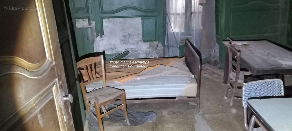 Pour les amateurs d'histoire :  maison datée 1694 et grange, à rénover complètement, gros potentiel, avec 5561 - photo 7