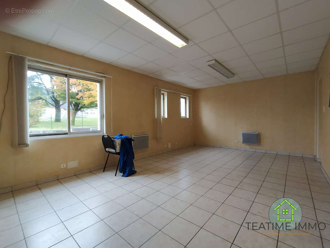 Commerce à CHATEAUNEUF-DU-FAOU