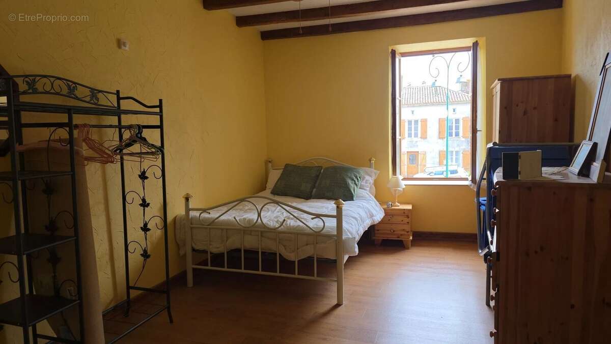 Maison à AZAT-LE-RIS