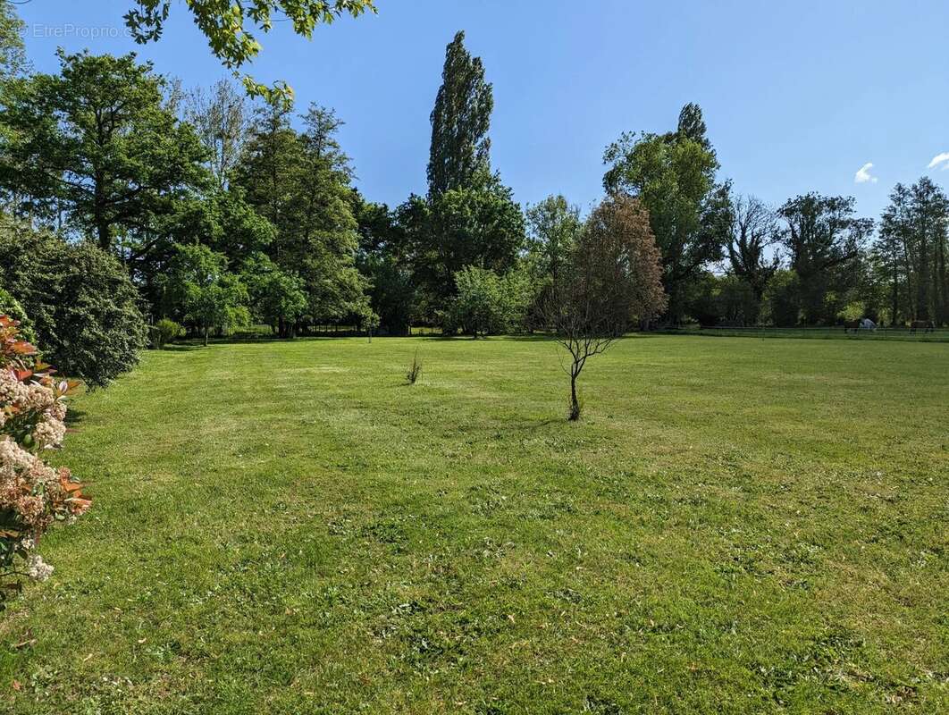 Terrain à FONTAINE-SOUS-JOUY