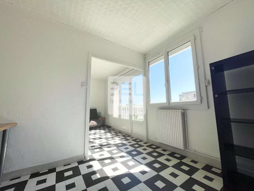 Appartement à BAGNOLS-SUR-CEZE