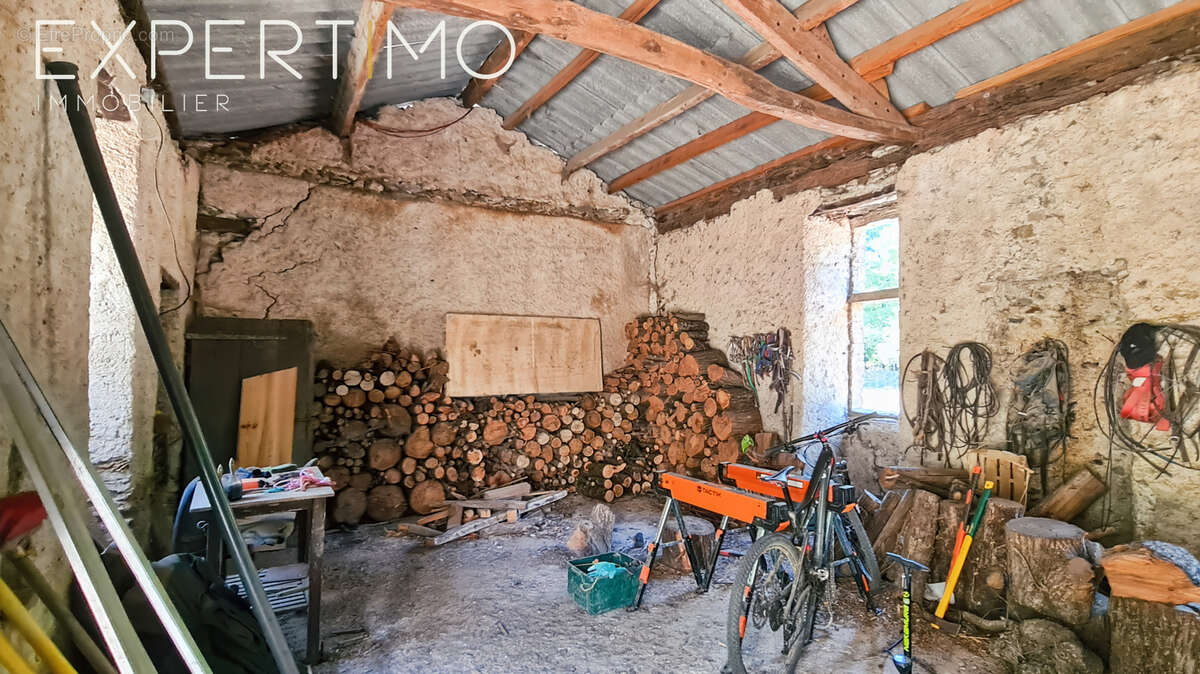 Manoir d'une superficie habitable de 338 m2 avec dépendances sur un terrain de 3,6 hectares - photo 21