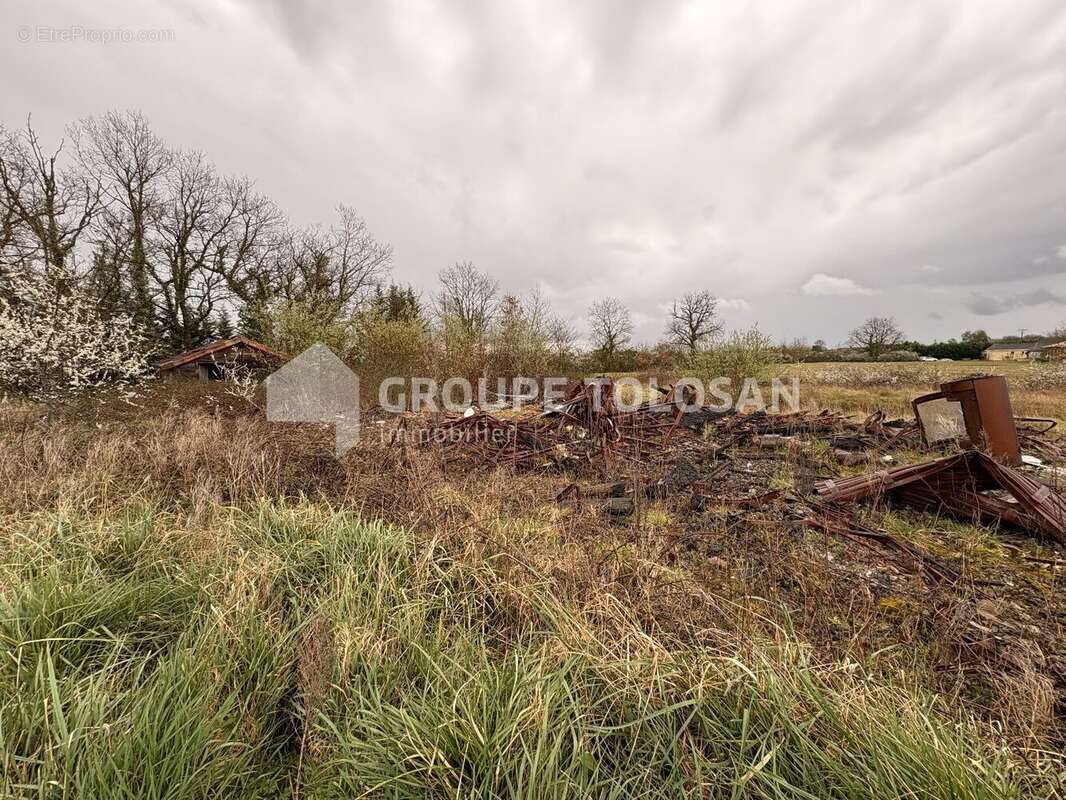 Terrain à MONTBETON