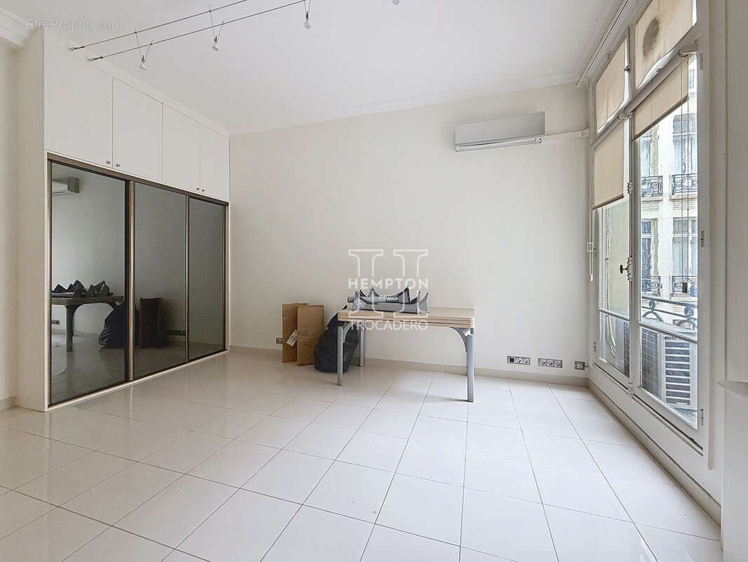 Commerce à PARIS-8E