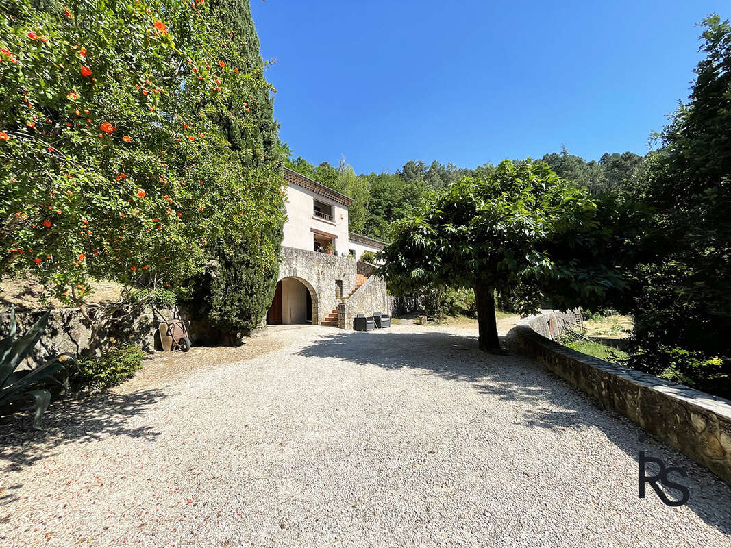 Une villa de 212 m2 avec 3797 m2 de jardin et piscine, 5 chambres et un bureau, garage et caves en RDC. - photo 9