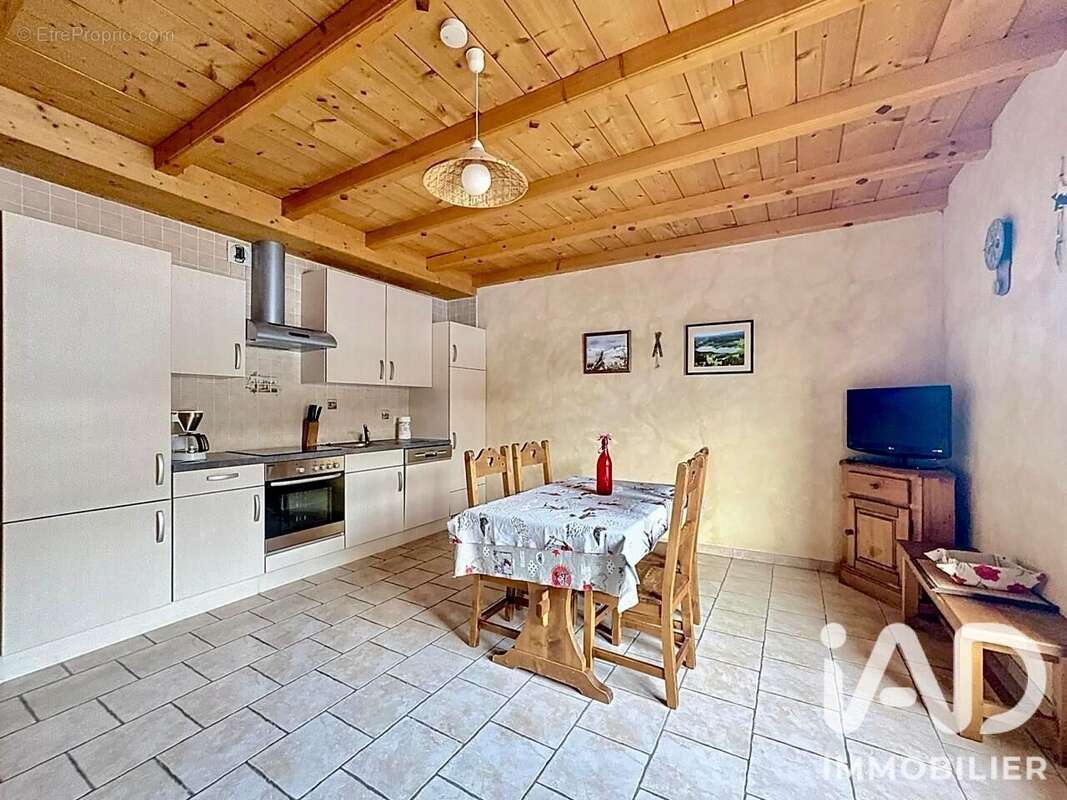 Appartement 445 m² à Bellefontaine  - photo 5