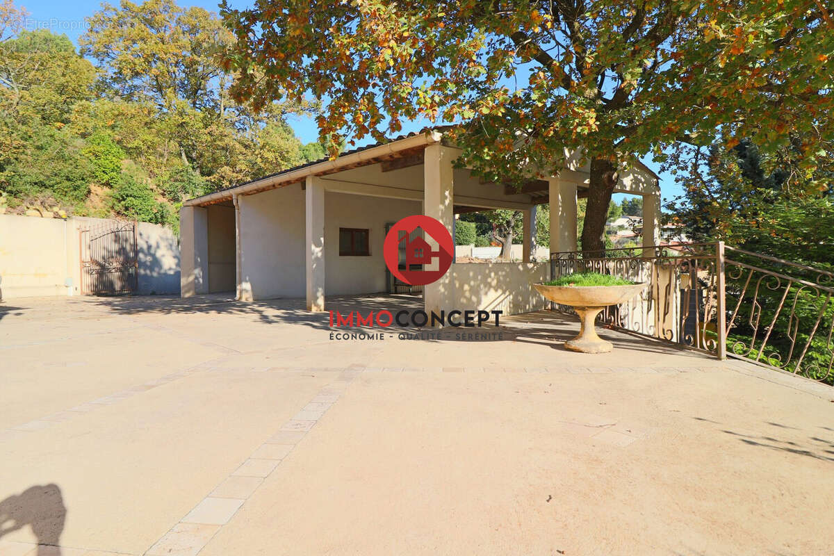 Maison à LAUDUN-L&#039;ARDOISE