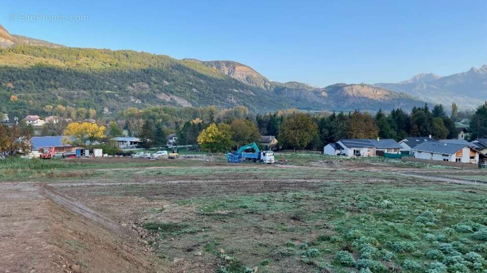 Terrain à SAINT-ETIENNE-LE-LAUS