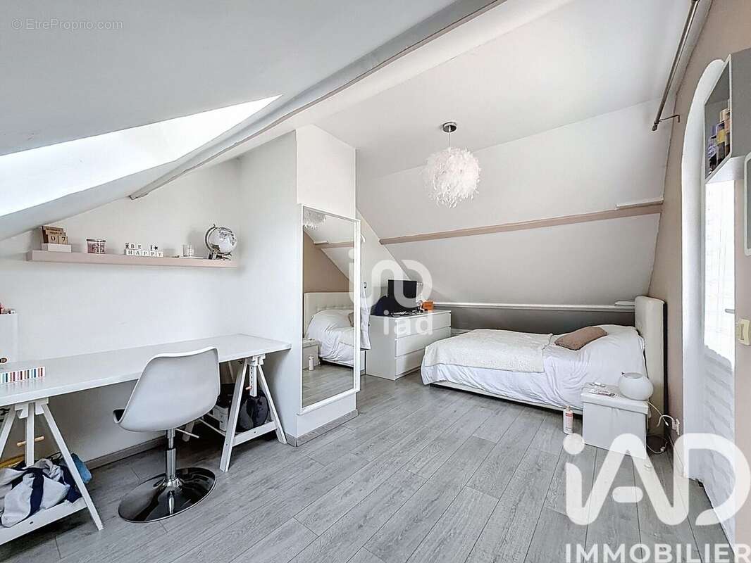 Maison 108 m² à Crecy-La-Chapelle  - photo 9