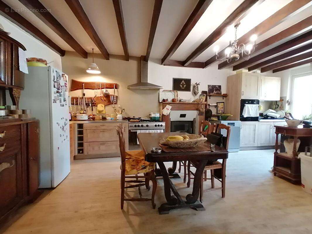 LOYAT  Maison de caractère avec dépendances et fort potentiel - photo 12