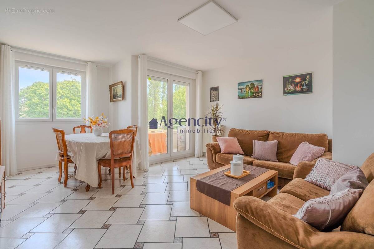 Séjour et loggia - Appartement à LOGNES