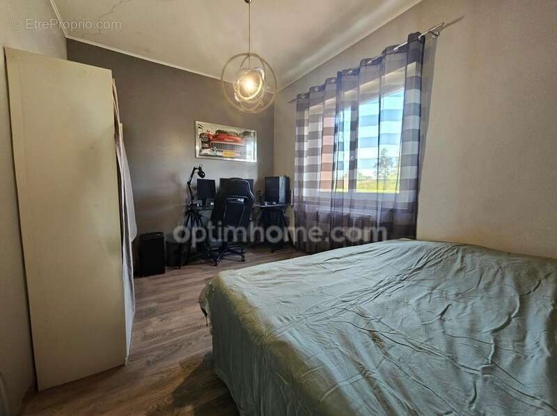 Magnifique maison rénovée de 157 m² avec piscine et garage – RUELLE SUR TOUVRE (16) - photo 12