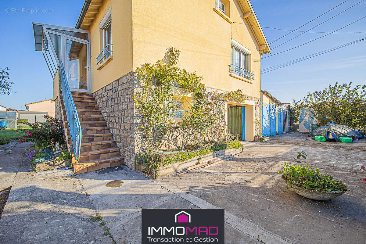 Maison à DUGNY-SUR-MEUSE