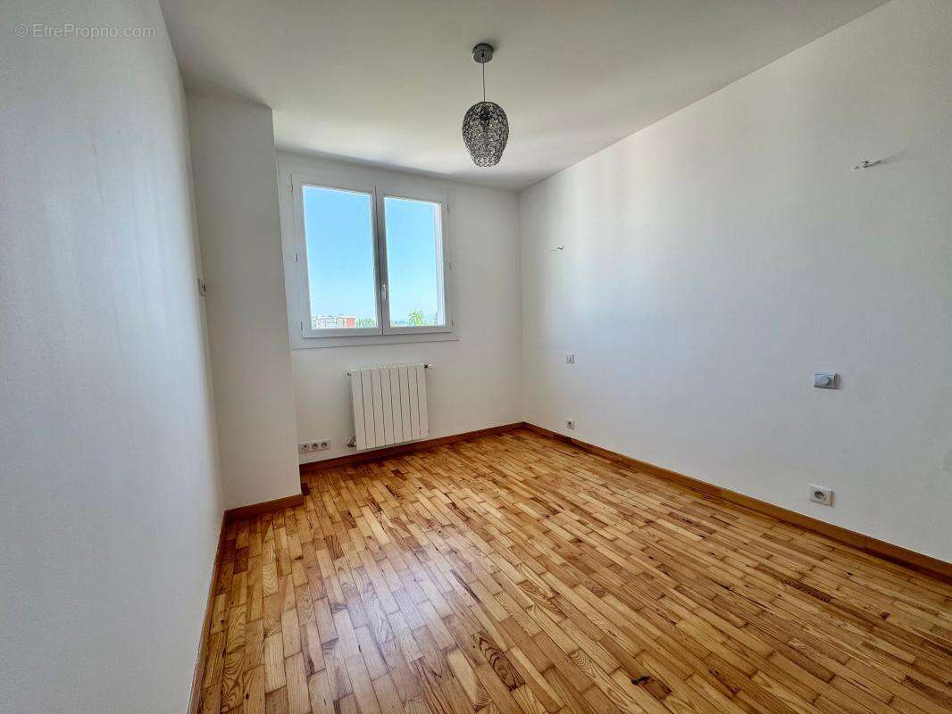T4 rénové de 82 m² – Dernier étage, vue dégagée, ascenseur et garage - photo 11