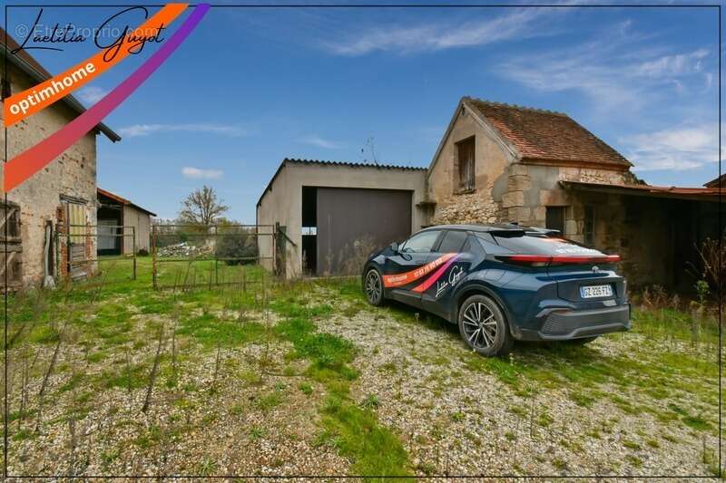 Maison à rénover avec atelier, grange et dépendances – Chemilly (03) - photo 9