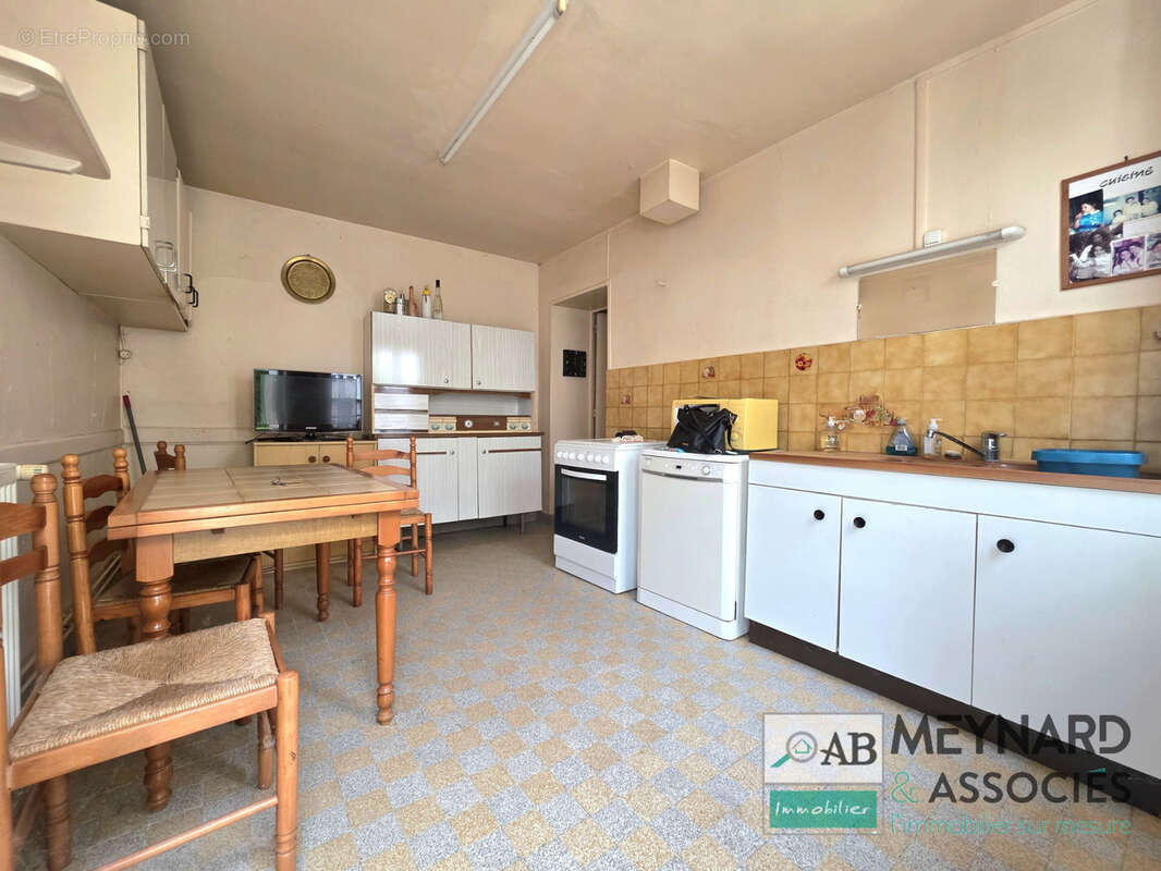 À vendre à Mouroux   Maison indépendante à rénover avec garage, et  grenier aménageable. - photo 3