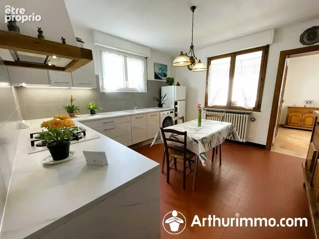 Maison avec 2 appartements de type F4, 14 ares de terrain, proche commerces et frontière SUISSE. - photo 2