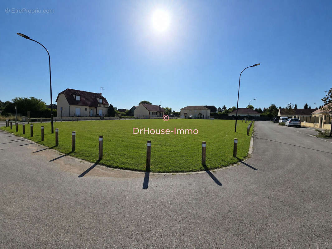 Terrain 718 m² à Saint-Lye  - photo 2