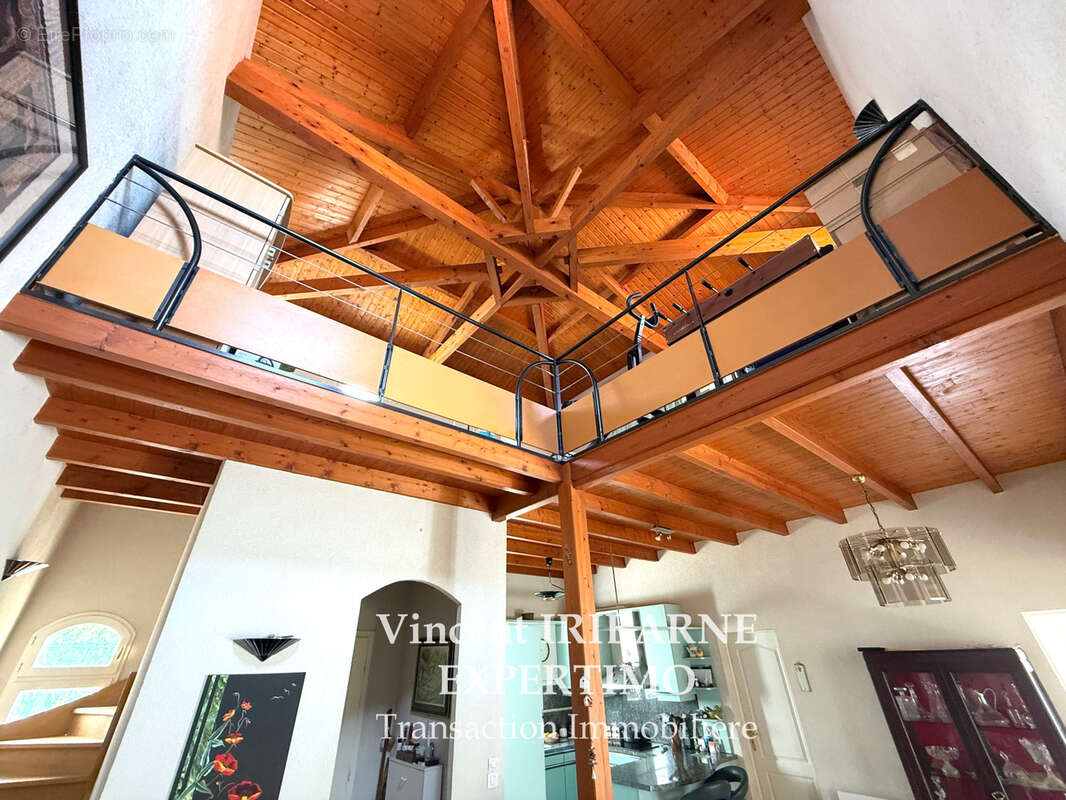 Propriété avec 4 Chambres, Double Garage sur un terrain de 6 800 m2 - photo 5