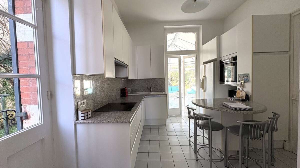 Maison de maitre de type t8 de 202 m2 avec piscine - photo 12