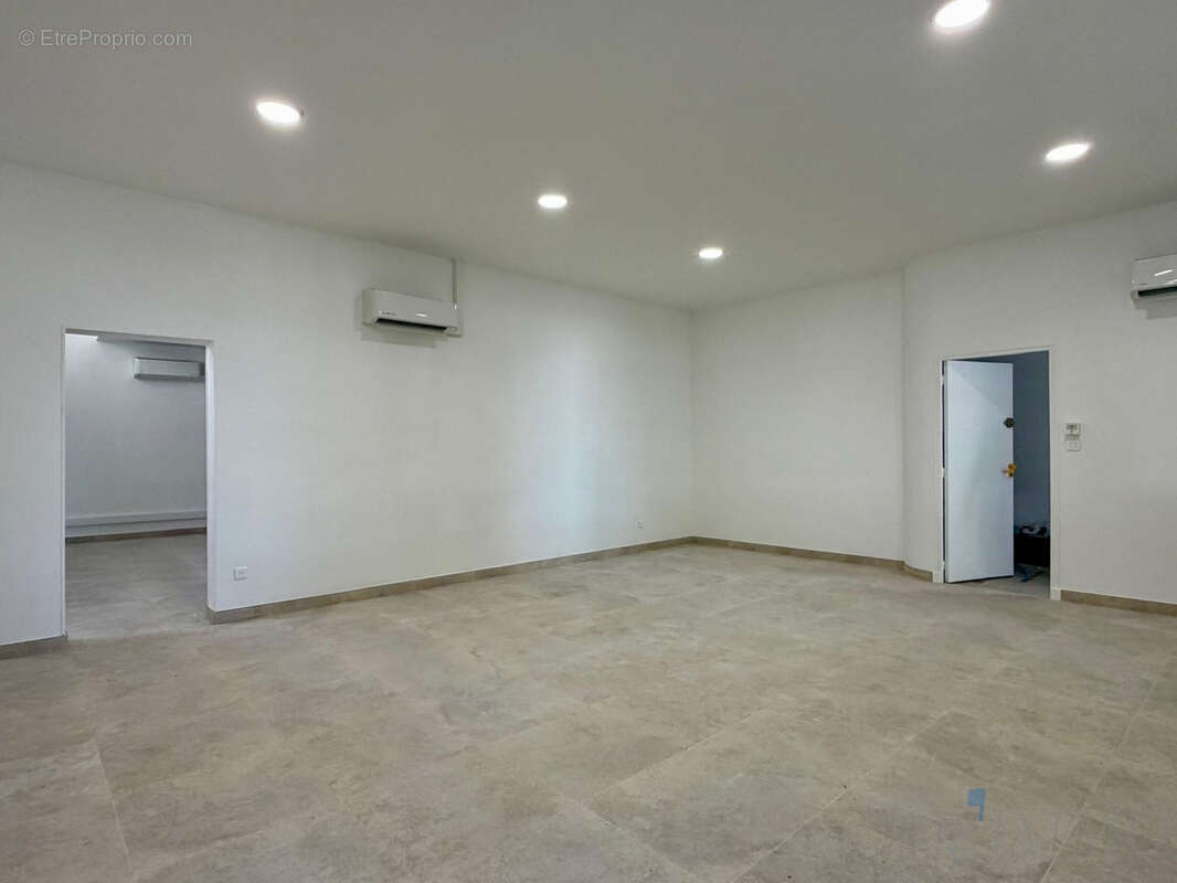 À vendre   local commercial 78 m2 rénové   centre-ville saint-raphaël - photo 2