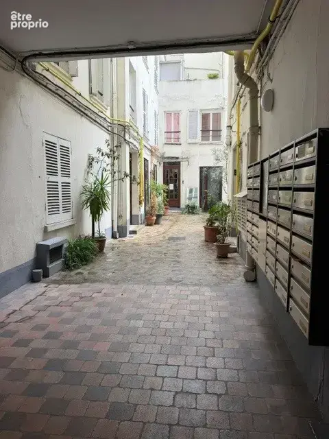 Studette au pied de la Place de la République - photo 2