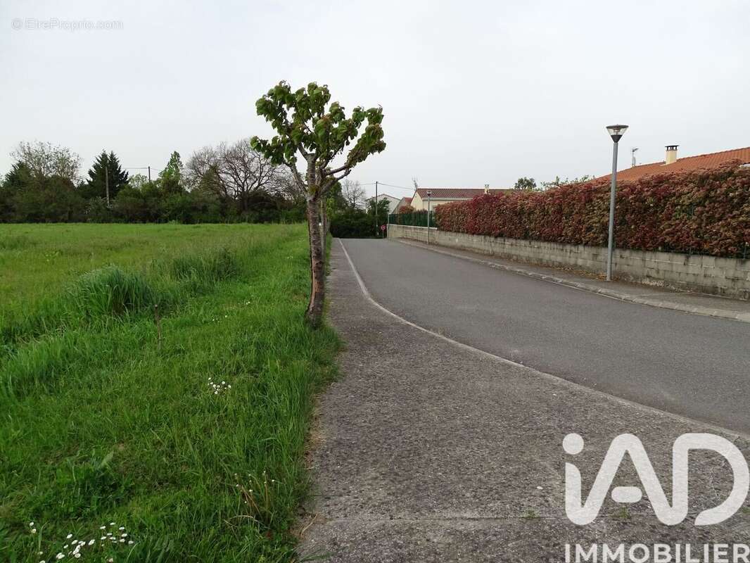 Terrain 863 m² à Le Burgaud  - photo 2
