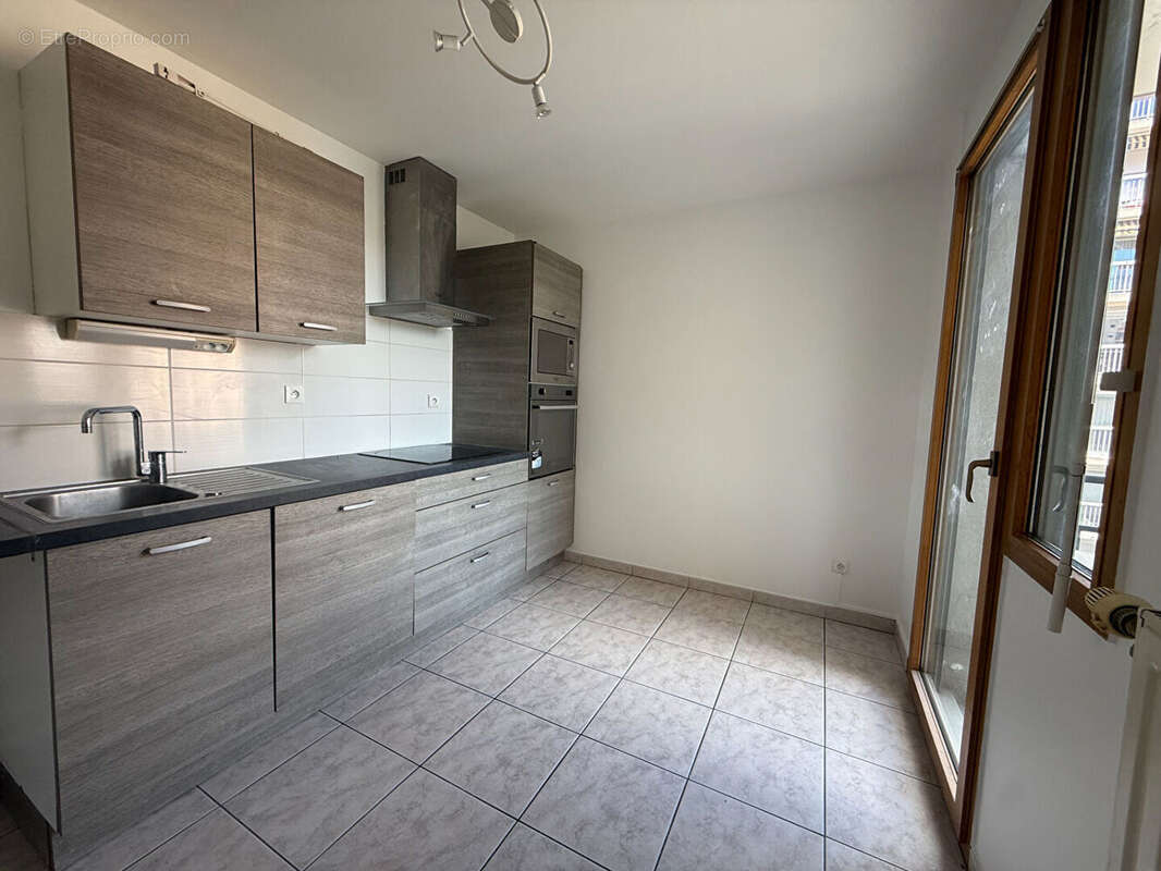 Appartement T3 Villeurbanne Gratte ciel, balcon à vivre, cuisine équipée, rénové, possibilité garage, DPE C - photo 3