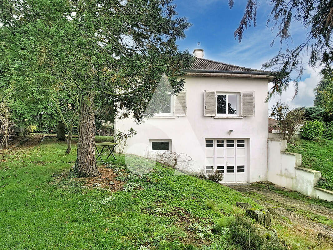 Maison à CHAZELLES-SUR-LYON