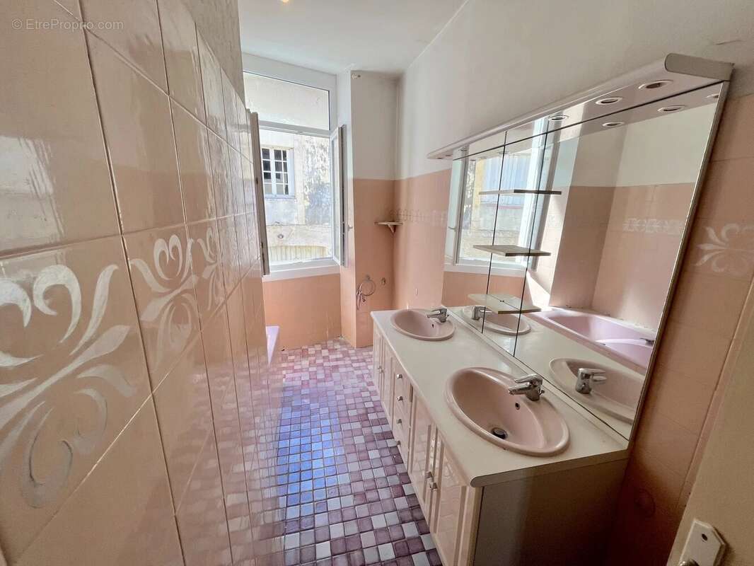 Opportunité d’Investissement Idéale au Cœur du Dynamique Ribérac - photo 7
