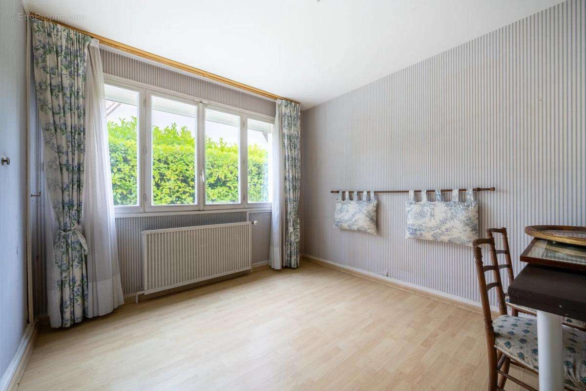 Maison à DAMPIERRE-EN-YVELINES