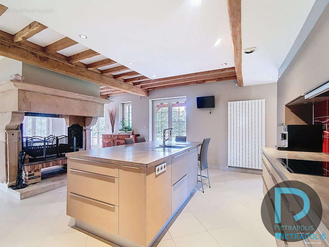 CUISINE équipée ouverte sur séjour - Maison à CLUNY