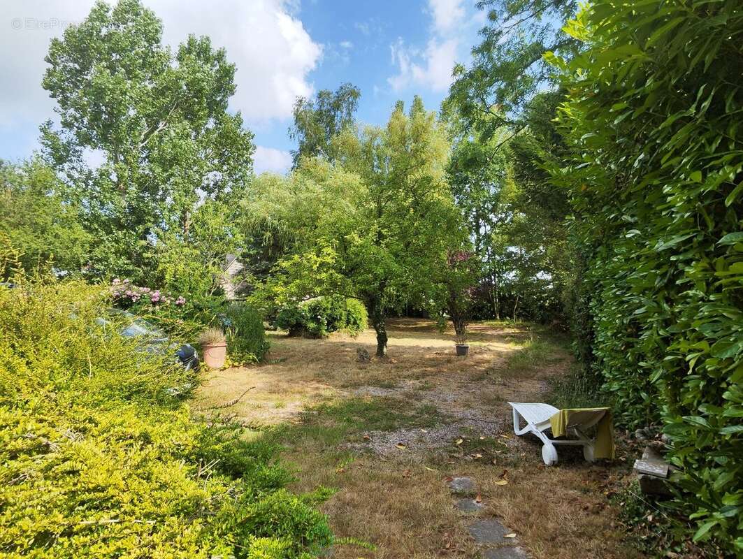 Sur plus de 3 ha de terrain, agréable maison avec dépendances - photo 13