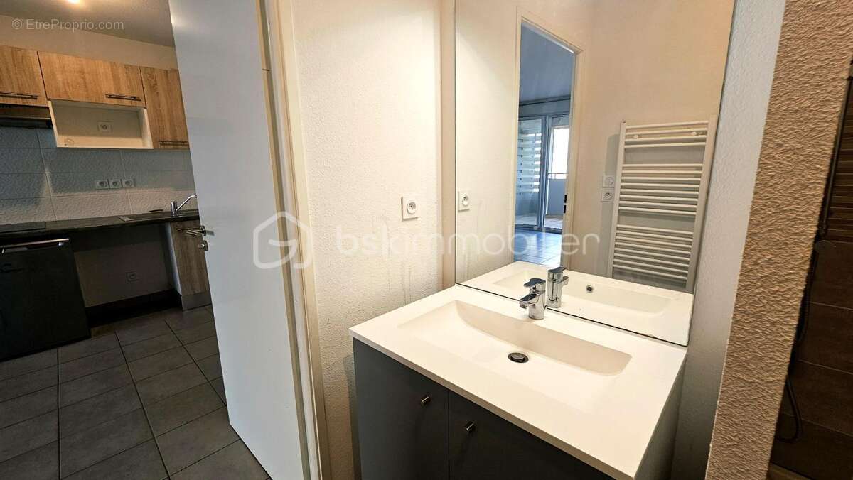 SOUSTONS – T2 récent avec terrasse et double parking en sous-sol - photo 9