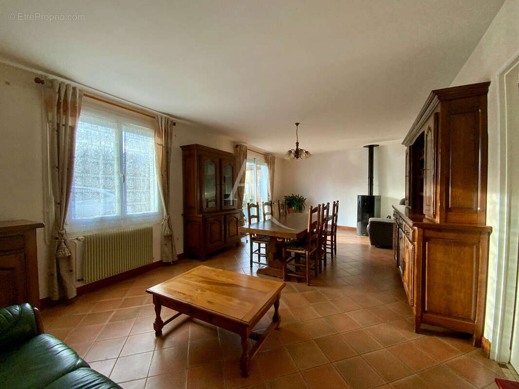 Maison à SAINT-GENIS-DE-SAINTONGE