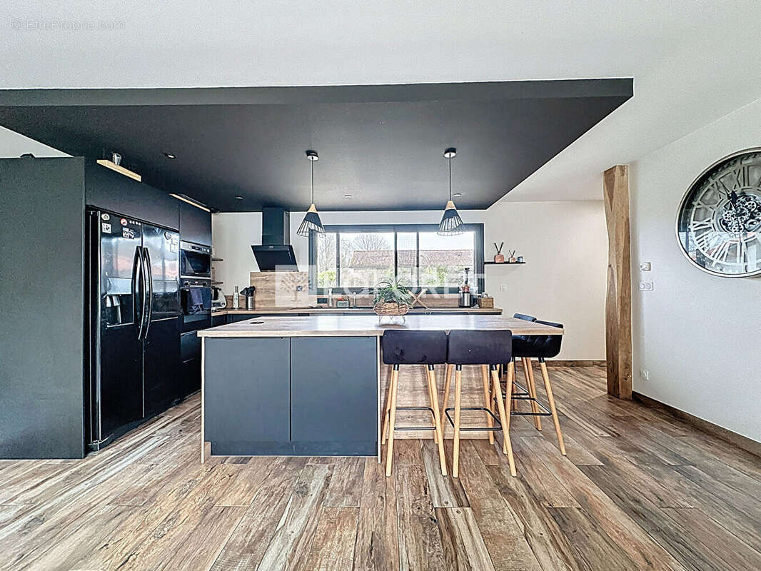 Maison à NEUVILLE-LES-DAMES