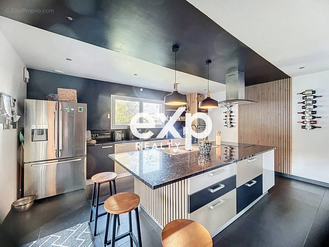 cuisine ouverte sur la  lumineuse pièce de vie  - Maison à MARCHEPRIME