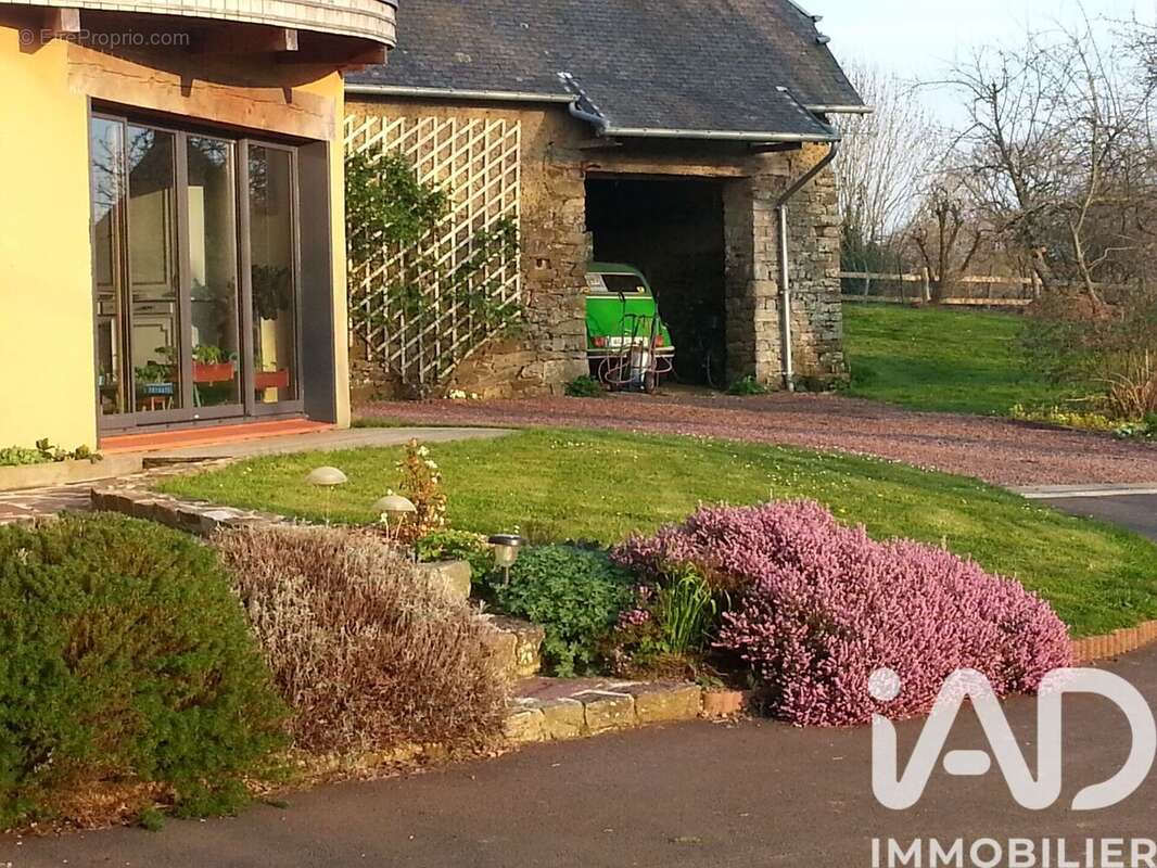 Maison 181 m² à Saint-Denis-Le-Vetu  - photo 2